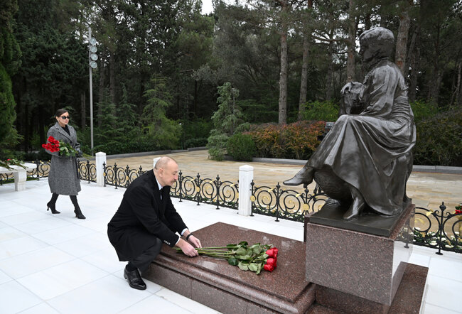 Prezident xanımı və qızı ilə Fəxri xiyabanda - Fotolar