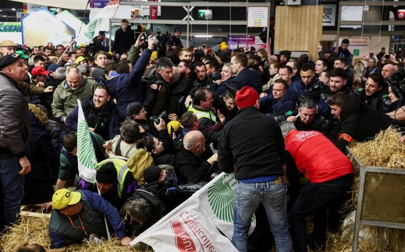 Fransada fermerlər Makronun da olduğu pavilyona daxil olublar