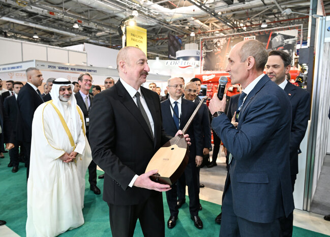 Prezidentə o kitab hədiyyə edildi - Foto