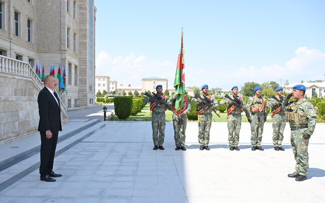 Prezident Döyüş bayraqlarının verilməsi mərasimində - Fotolar