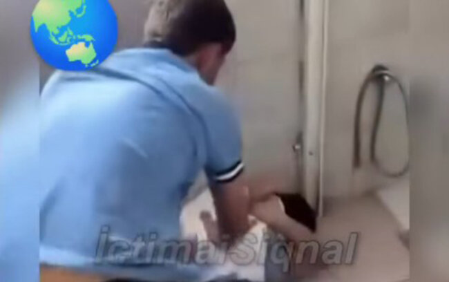 Şagird sinif yoldaşlarını hər gün döyür? - Video