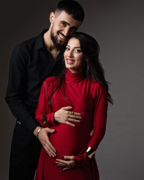 Azərbaycanlı futbolçu xanımı və qızı ilə fotosessiya etdirdi