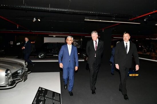 Dövlət başçıları Heydər Əliyev Mərkəzində klassik avtomobillərin sərgisi ilə tanış olublar – FOTO