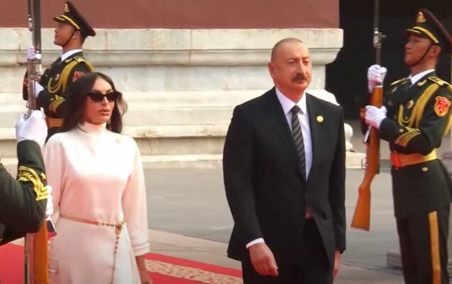 Prezident xanımı ilə Pekində parada qatıldı - Video