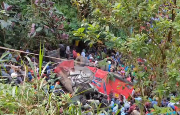 Şri-Lankada avtobus 100 metr hündürlükdən aşıb: Xeyli sayda ölən və yaralanan var
