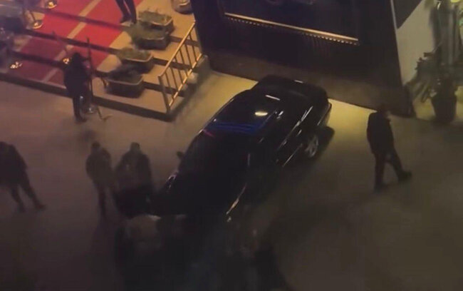 Nərimanovda restoranın qarşısında kütləvi dava - Video