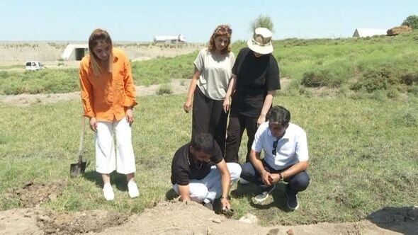 Salyanda orta əsrlərə aid məişət əşyaları aşkarlanıb - FOTO