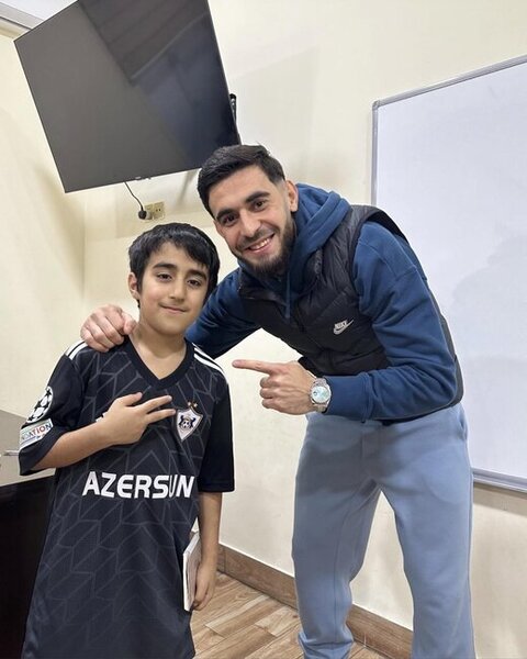 Sığınacaqda futbolu tək izləyən Əkbəri ziyarətə getdi