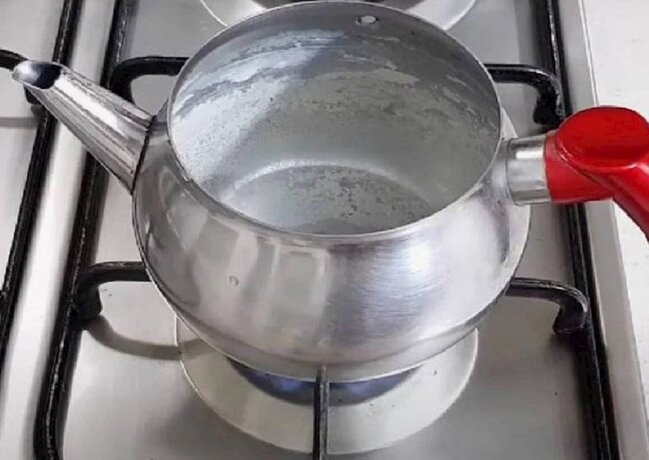 Ərp tutmuş çaydanı GÜZGÜ KİMİ EDİR - Ləkələri bir saniyədə çıxarmağın ƏN UCUZ YOLU