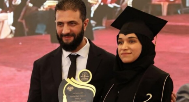 Suriyanın birinci xanımı məzun oldu - Diplomunu prezident təqdim etdi