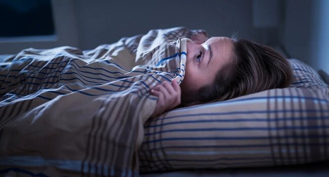 Gecə oyanıb tərpənə bilmirsiniz, sanki nəsə sizi boğur - Yuxu iflici nədir?