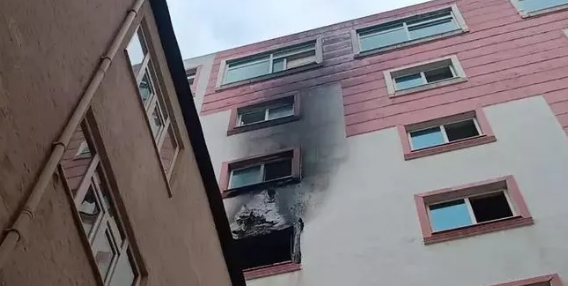 Ruhi xəstə qaldığı otağı yandırdı