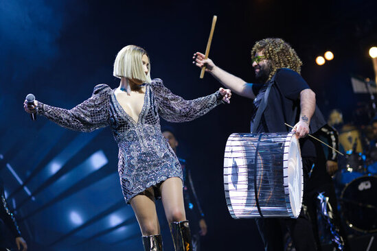 Röyadan gözlənilməz şou: Səmadan səhnəyə!