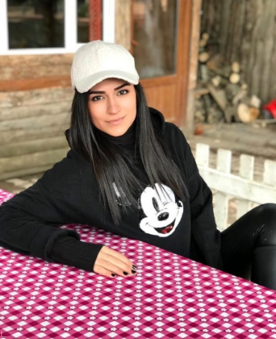 Bu da Burak Özçivitin özünə oxşayan böyük bacısı - FOTOLAR