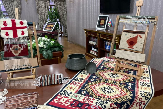 Gürcüstanda yaşayan əcnəbilər Azərbaycan xalçaları toxumağı öyrəniblər - FOTO