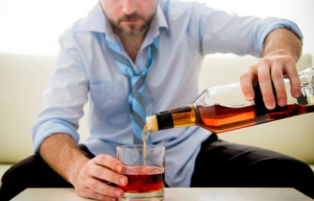 Alkoqol içdiyiniz zaman üzünüz qızarır? - Həkim təhlükə barədə xəbərdarlıq etdi