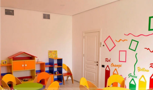 Bakıda bağçada uşaq ağır xəsarət aldı, təcili tibbi yardım çağırılmadı - VİDEO