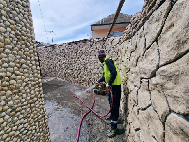 Keşlə qəsəbəsində kollektorun daşması nəticəsində yaranmış fəsadlar aradan qaldırılır