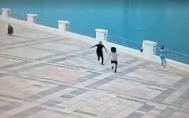Bulvarda qıza qarşı iyrənc cinayətin görüntüləri yayıldı - Video