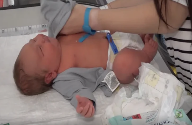 25 yaşlı qadının doğduğu uşağın çəkisi hamını TƏƏCCÜBLƏNDİRDİ