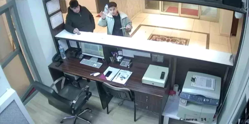 İki şagirdin nümunəvi davranışı: Aldıqları suyu kameraya göstərib, pulunu masaya qoydular - VİDEO