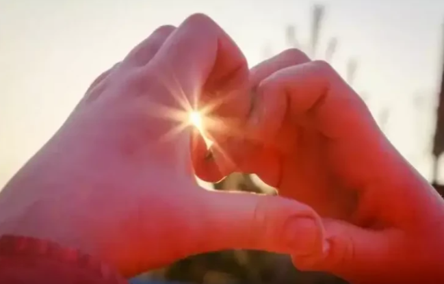 Əgər övladınız aşiq olubsa, valideynlərin düzgün reaksiyası nəcə olmalıdır?