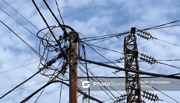 Ağdamda sərxoş kişi yüksəkgərginlikli elektrik dirəyinə çıxdı