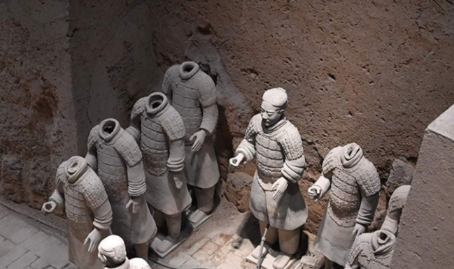 Turist Çində Terrakota Ordusunun iki gil əsgərini zədələyib