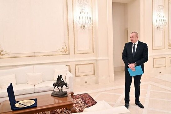 Əziz Əliyevin vaxtilə iş otağında olan heykəltaraşlıq əsəri Azərbaycan Prezidentinə təqdim edilib - FOTO