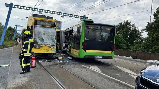 Avtobusla qatar toqquşdu: çox sayda yaralı var