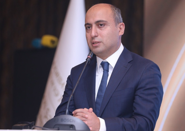 Şərhdə naziri "tag" etdi, o da cavab verdi