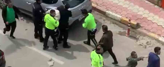 Vəsiqəsi olmadan maşın sürdü, cərimə yazan polisi BIÇAQLADI