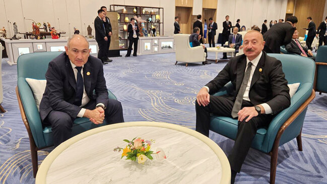 İlham Əliyev Nikol Paşinyanla görüşdü (FOTO)