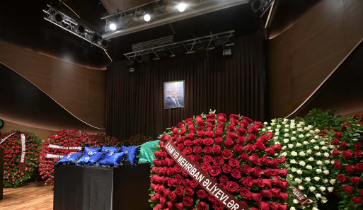 İlham Əliyev və Mehriban Əliyeva Xalq şairi Nəriman Həsənzadənin vida mərasiminə əklil göndəriblər - FOTO