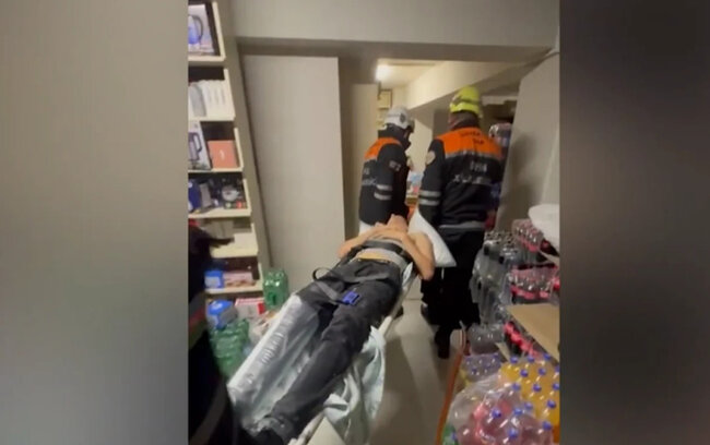 17 yaşlı oğlan mağazada yüklərin altında sıxışdı - Video