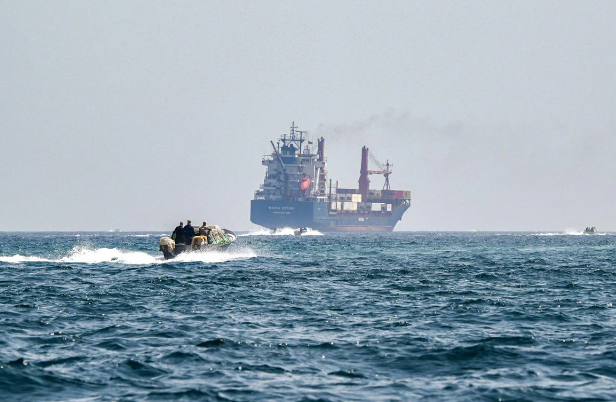 Hörmüz boğazında tanker vuruldu: Ölən var
