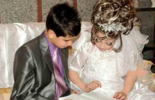 40 yaşlı qadınla 15 yaşlı yeniyetmə EVLƏNDİ: görənlər şok oldu - VİDEO