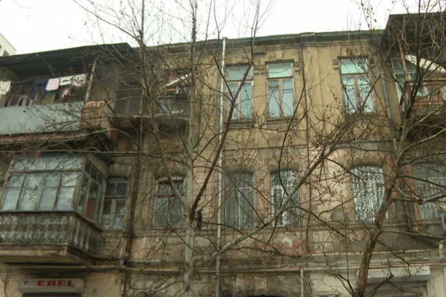 Bakıda iki əsrə yaxın yaşı olan bina qəzalı vəziyyətə düşüb