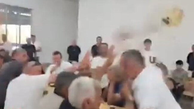 Bu ölkədə azərbaycanlı deputat seçiciyə çaynik atdı (VİDEO)