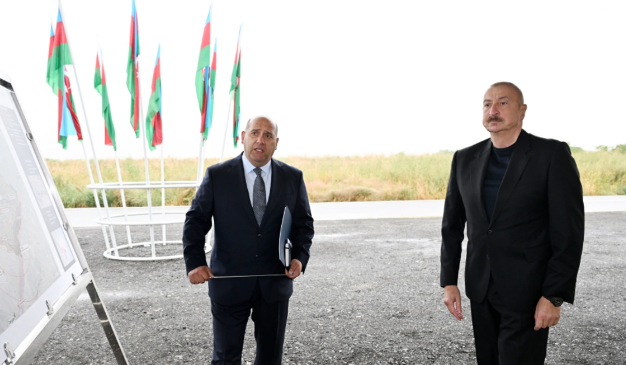 İlham Əliyev Füzuli rayonunun yeni salınacaq Qaraxanbəyli kəndinin təməlini qoyub