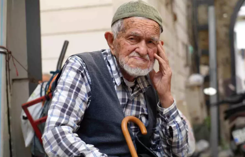 96 yaşlı çətir ustası: "Mənim üçün ən yaxşı şey işləməkdir"