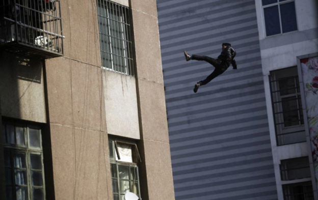 Yasamalda 32 yaşlı kişi özünü binadan atdı