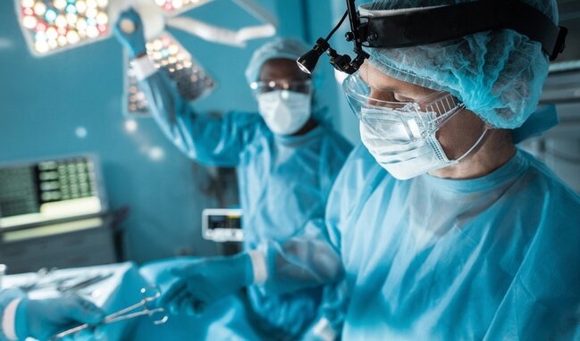 Qandonduran OLAY: Cərrah qadını mişarla doğradı