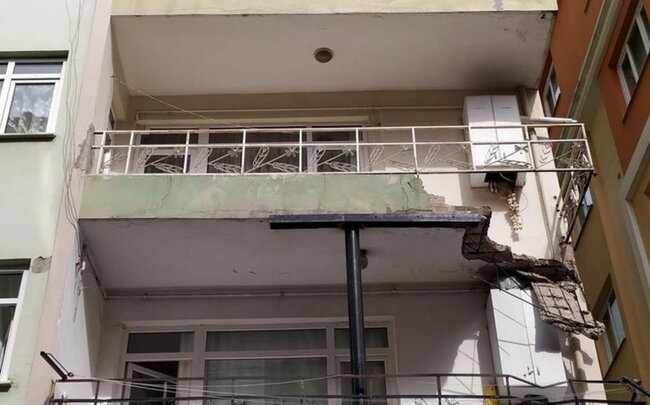 İstanbulda eyvanların uçması nəticəsində bir nəfər xəsarət alıb