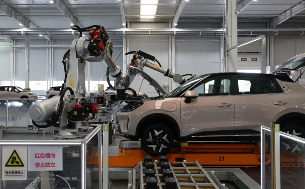 Çin şirkəti avtomobil istehsalında humanoid robotlardan istifadə etməyə başlayıb