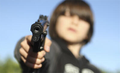 Dəhşət - doqquz yaşlı üç yaşlını güllələdi