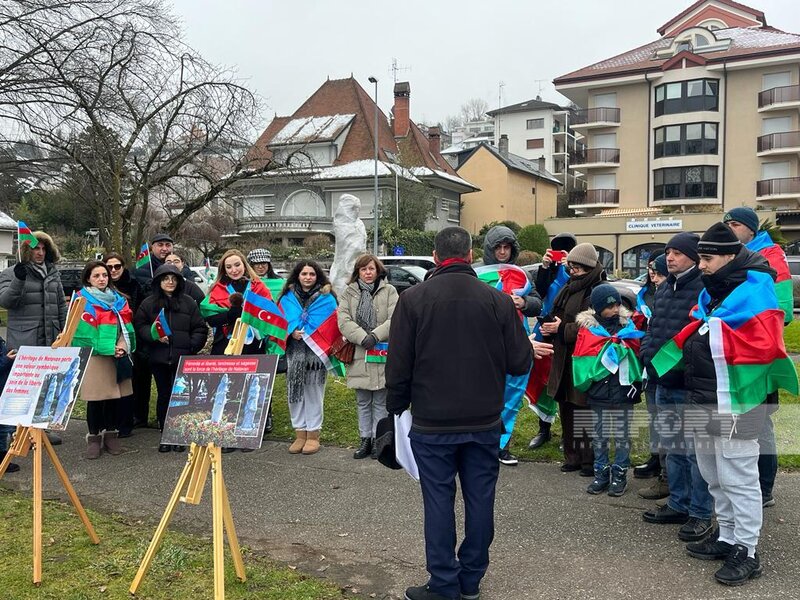Fransada yaşayan azərbaycanlılar Evian şəhərində etiraz aksiyası keçirir