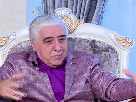 Tərəf müqabili ilə sevgi yaşayan, evi olmadığı üçün qarajda qalan, iki dəfə intihara cəhd edən Xalq artisti