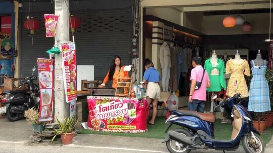 Müştərilərin qarşısına açıq-saçıq geyimdə çıxan qız saxlanıldı - FOTOlar