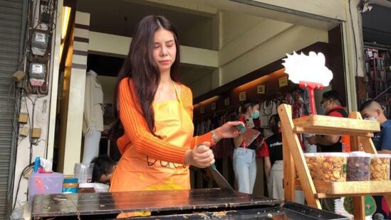 Müştərilərin qarşısına açıq-saçıq geyimdə çıxan qız saxlanıldı - FOTOlar